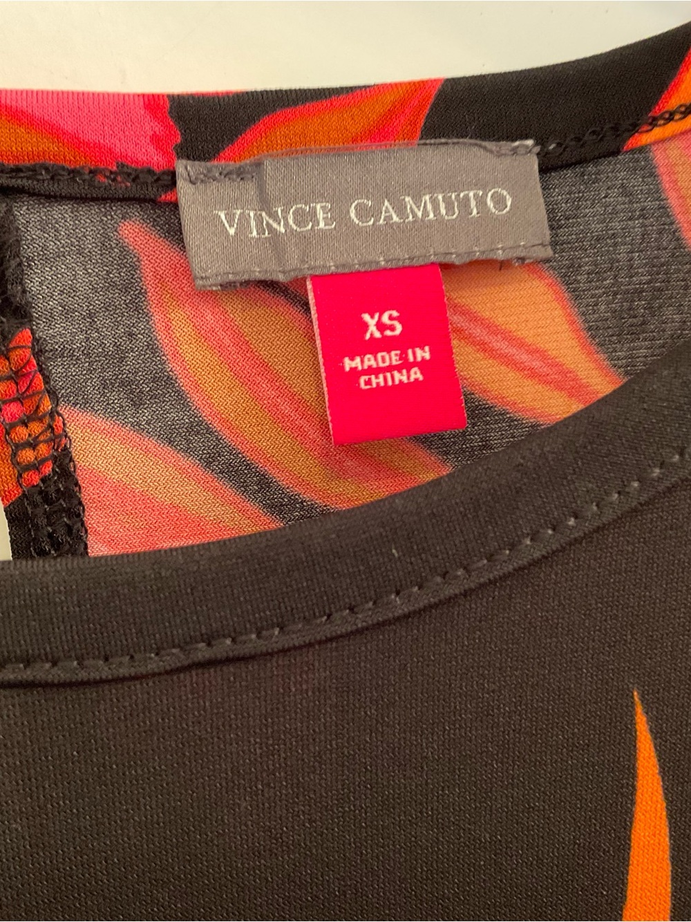 Vince Camuto Floral Short Sleeve Top - NWT - Size XS - Picture 4 of 10